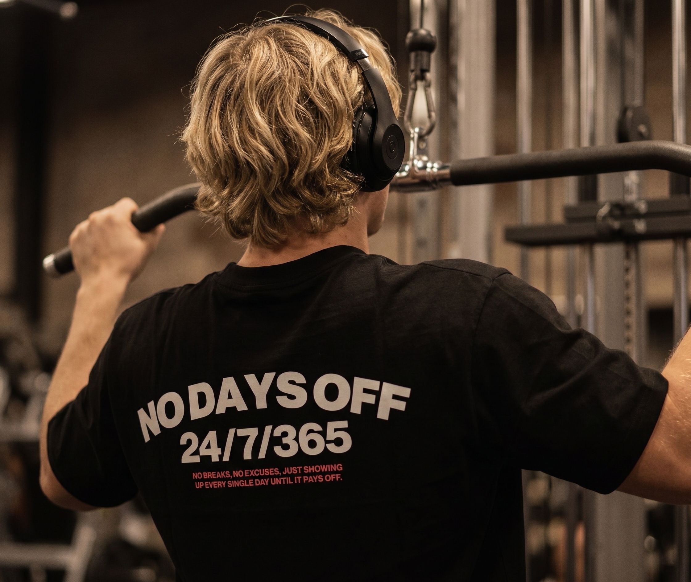 Modelo entrenando con camiseta Grind No Days Off