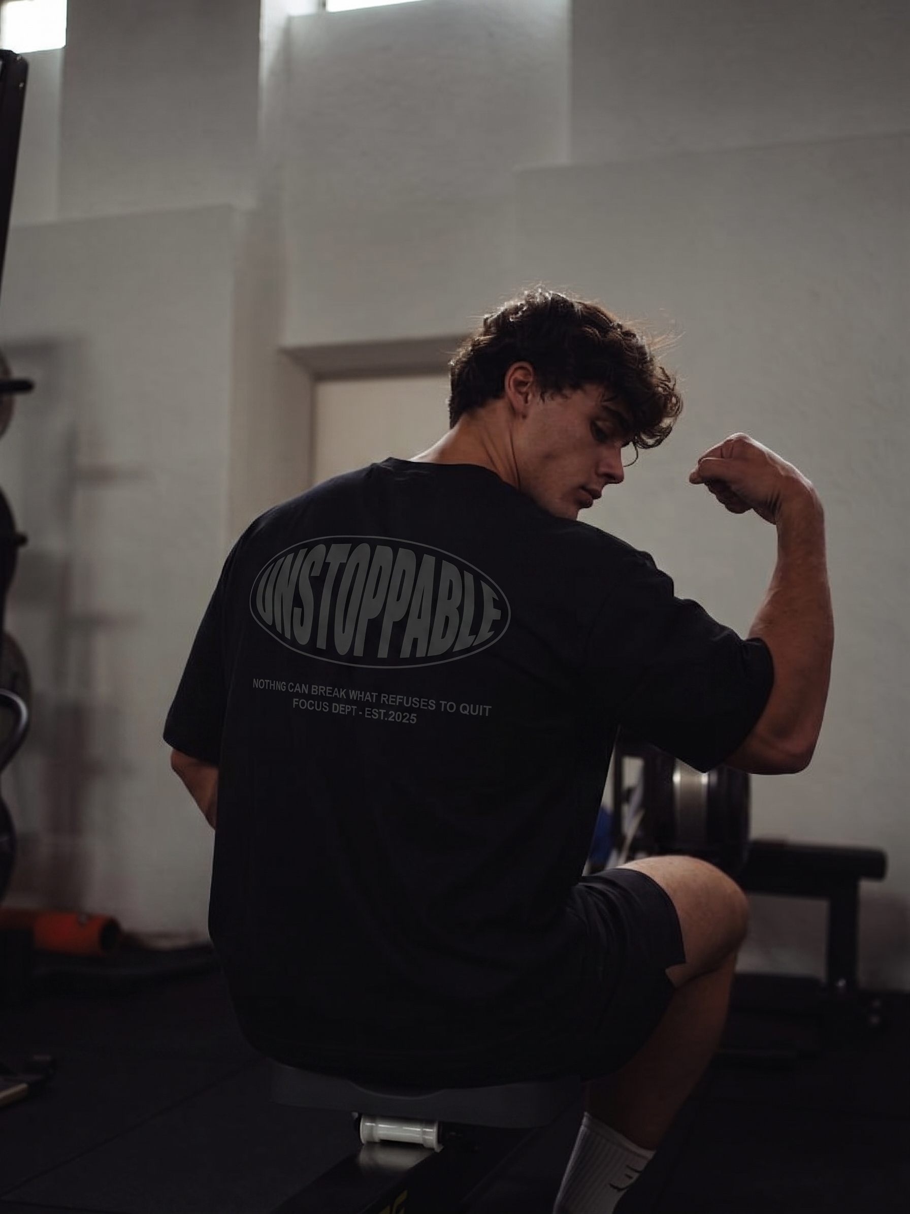 Modelo vistiendo camiseta Unstoppable en el gimnasio