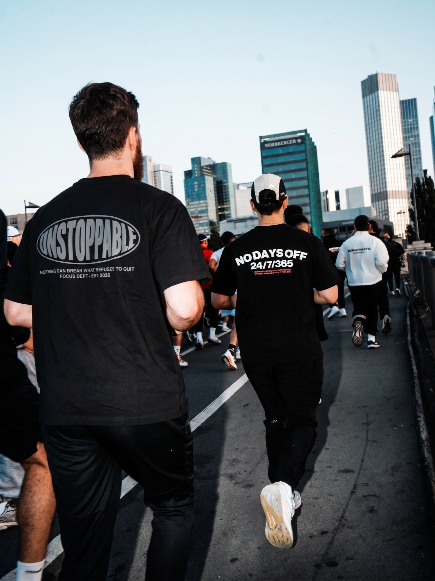Grupo vistiendo camisetas gráficas negras en un entorno urbano